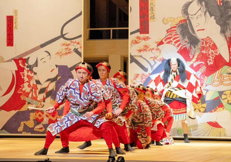 　熱演する藤原竜也（中央前）、嶋政宏（中央奥）＝撮影・引地信彦、写真提供・ホリプロ