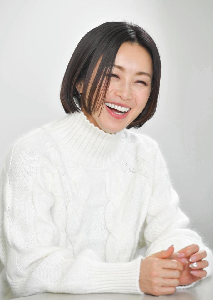 　インタビューに応じる酒井法子