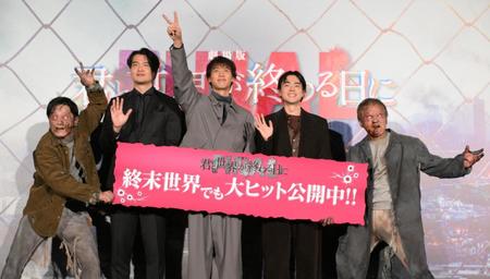 　映画「劇場版　君と世界が終わる日に　ＦＩＮＡＬ」公開記念舞台あいさつに登場した（左から）菅原伸太郎監督、竹内涼真、菅田将暉（撮影・伊藤笙子）