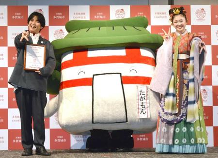 　ギャルピースで仲良く撮影に応じた千葉雄大（左）と天平衣装のゆうちゃみ