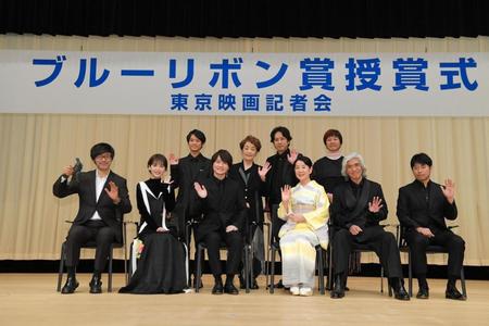 　（左から）山崎貴監督、浜辺美波、神木隆之介、吉永小百合、佐藤浩市、石井裕也監督、（後列左から）黒川想矢、倍賞美津子、二宮和也、山﨑敏社長（撮影・佐藤厚）