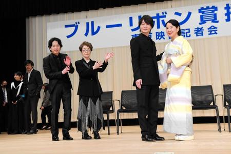 　（左から）二宮和也、倍賞千恵子、主演男優賞の神木隆之介、主演女優賞の吉永小百合（撮影・佐藤厚）