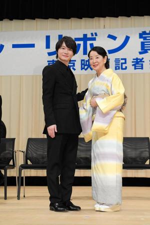 　主演男優賞の神木隆之介（左）と吉永小百合（撮影・佐藤厚）