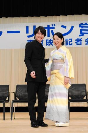 　主演男優賞の神木隆之介（左）と吉永小百合（撮影・佐藤厚）