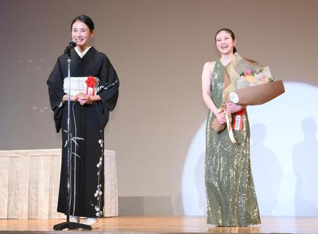 　「２０２４年エランドール賞」新人賞を受賞した今田美桜（右）のお祝いに駆けつけた吉田羊＝東京・新宿京王プラザホテル（撮影・伊藤笙子）