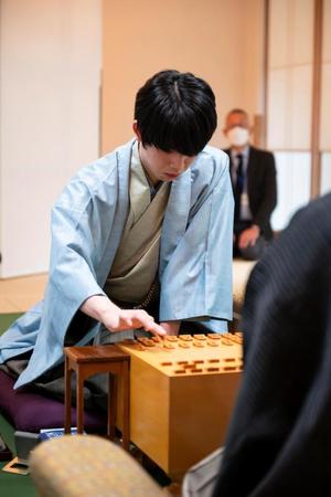 　対局中の藤井聡太王将（提供：日本将棋連盟）