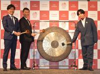 　銅鑼を叩いて祭りの開幕宣言をした（左から）深谷晃祐多賀城市長、村井嘉浩宮城県知事、千葉雄大