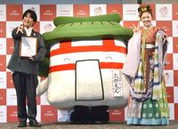 　ギャルピースで仲良く撮影に応じた千葉雄大（左）と天平衣装のゆうちゃみ