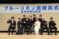 　（左から）山崎貴監督、浜辺美波、神木隆之介、吉永小百合、佐藤浩市、石井裕也監督、（後列左から）黒川想矢、倍賞美津子、二宮和也、山﨑敏社長（撮影・佐藤厚）