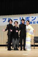 　（左から）二宮和也、倍賞千恵子、主演男優賞の神木隆之介、主演女優賞の吉永小百合（撮影・佐藤厚）