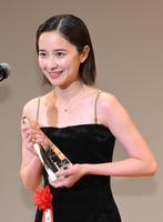 　新人賞を受賞し、喜びを語る堀田真由（撮影・伊藤笙子）