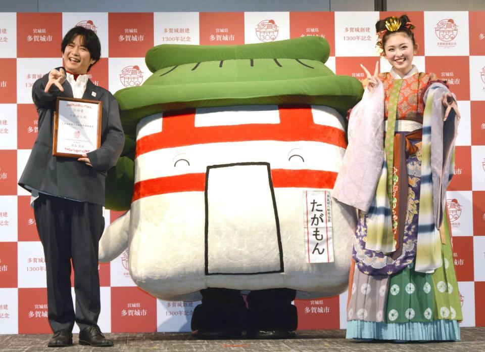 　ギャルピースで仲良く撮影に応じた千葉雄大（左）と天平衣装のゆうちゃみ