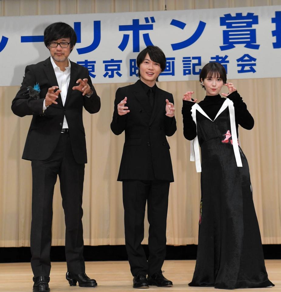 　ゴジラのポーズを取る（左から）山崎貴監督、神木隆之介、浜辺美波（撮影・佐藤厚）