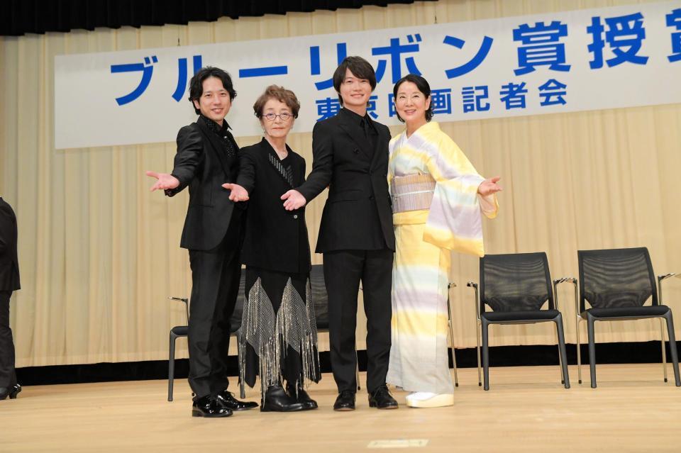 　（左から）二宮和也、倍賞千恵子、主演男優賞の神木隆之介、主演女優賞の吉永小百合（撮影・佐藤厚）