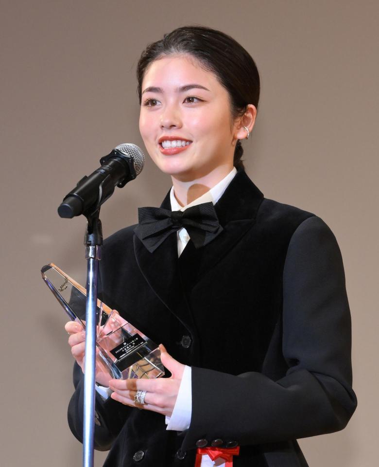 　「２０２４年エランドール賞」新人賞を受賞し、喜びを語る小芝風花＝東京・新宿京王プラザホテル（撮影・伊藤笙子）