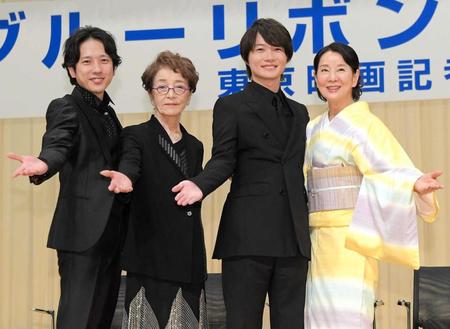 　司会を務めた（左から）二宮和也、倍賞千恵子と来年司会を務める（右から）吉永小百合、神木隆之介
