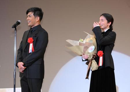 　「２０２４年エランドール賞」新人賞を受賞し、北村一輝（左）のおやじギャグに笑う小芝風花（撮影・伊藤笙子）