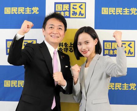 　国民民主党の玉木雄一郎代表（左）とポーズをとる高橋茉莉氏