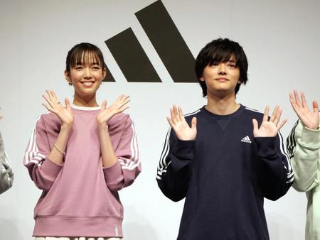 　スポーティーなウェアで登場した佐藤栞里（左）と櫻井海音