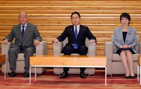 　閣議に臨む岸田首相（中央）