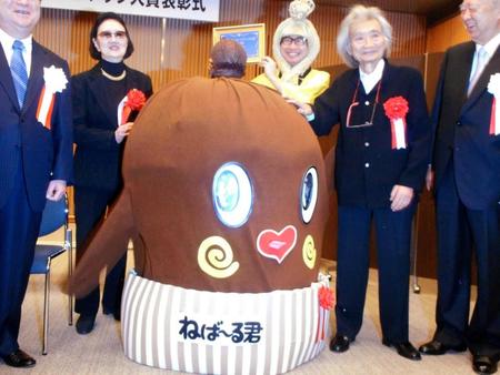 　「いばらきイメージアップ大賞」の表彰式でねば～る君の頭をなでる小澤征爾さん（右）と森英恵氏（左）＝２０１６年