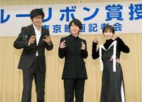 　ゴジラポーズを決める（左から）山崎貴監督、神木隆之介、浜辺美波（撮影・佐藤厚）