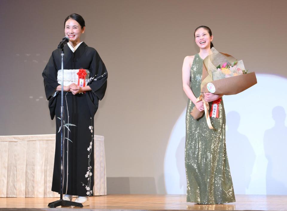 　「２０２４年エランドール賞」新人賞を受賞した今田美桜（右）のお祝いに駆けつけた吉田羊（撮影・伊藤笙子）