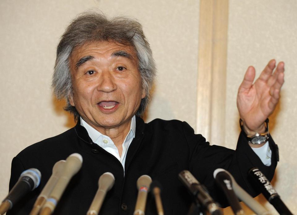 　会見で元気な姿をみせた小澤征爾さん＝２０１０年