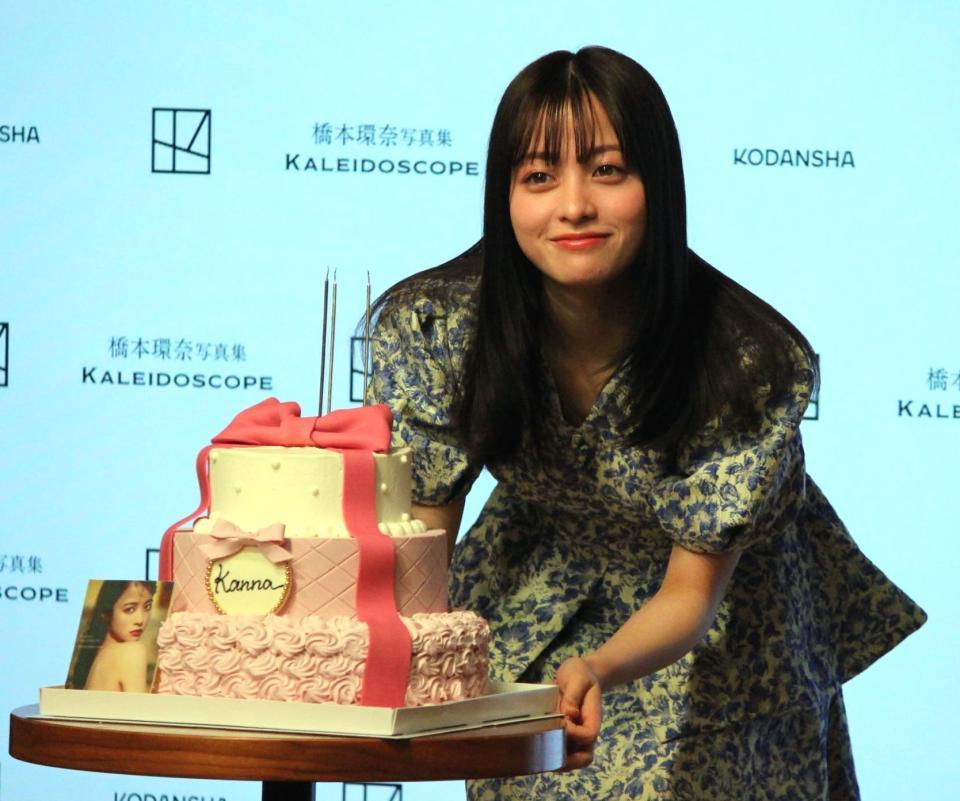 　会見に登場した橋本環奈＝９日