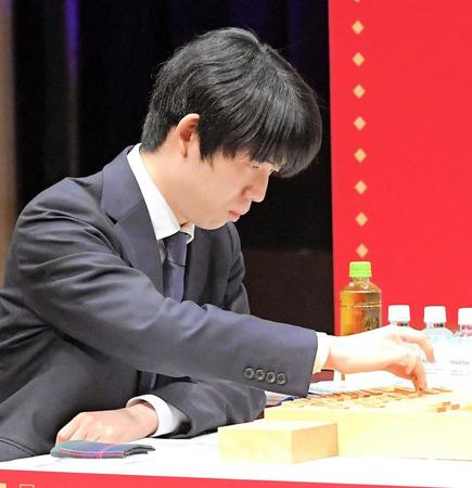 　厳しい表情で永瀬拓矢九段との決勝戦に臨む藤井聡太八冠（撮影・佐藤厚）