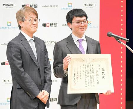 　日本将棋連盟・羽生善治会長（左）から表彰状を渡された永瀬拓矢九段（撮影・佐藤厚）