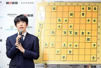 　準決勝に勝利後、対局を振り返る藤井聡太八冠（撮影・佐藤厚）