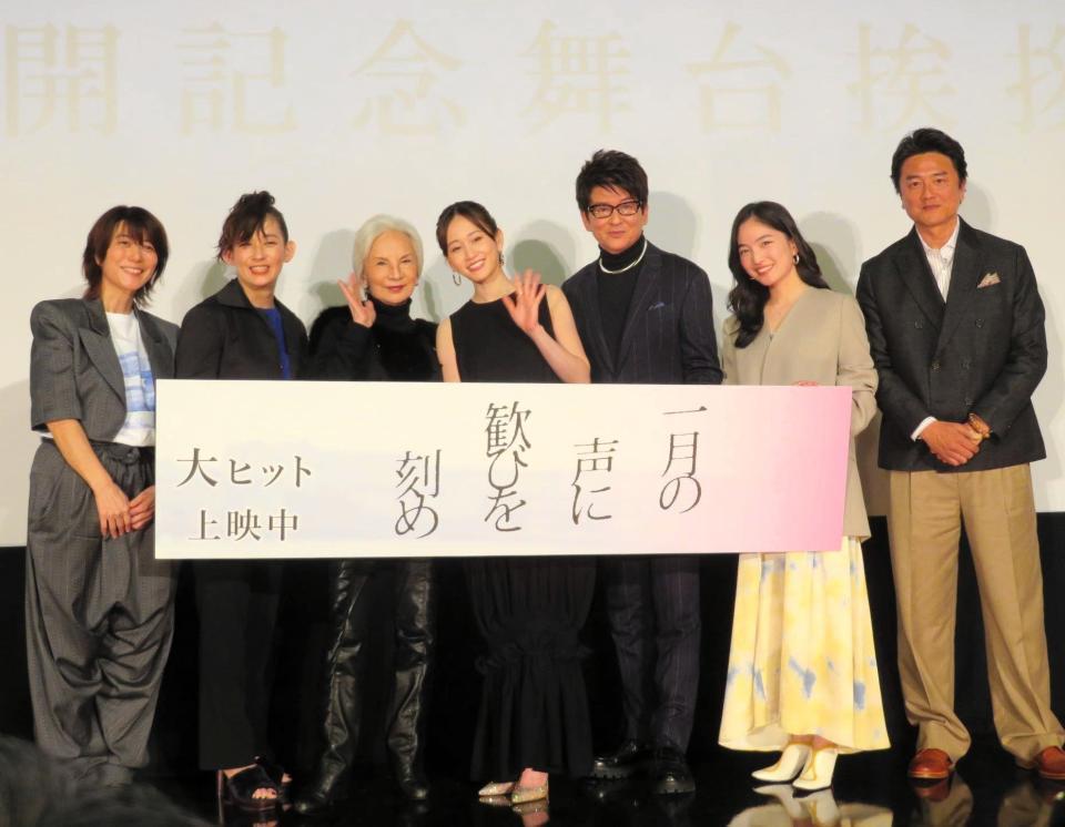 　舞台あいさつした（左から）三島有紀子監督、片岡礼子、カルーセル麻紀、前田敦子、哀川翔、松本妃代、原田龍二