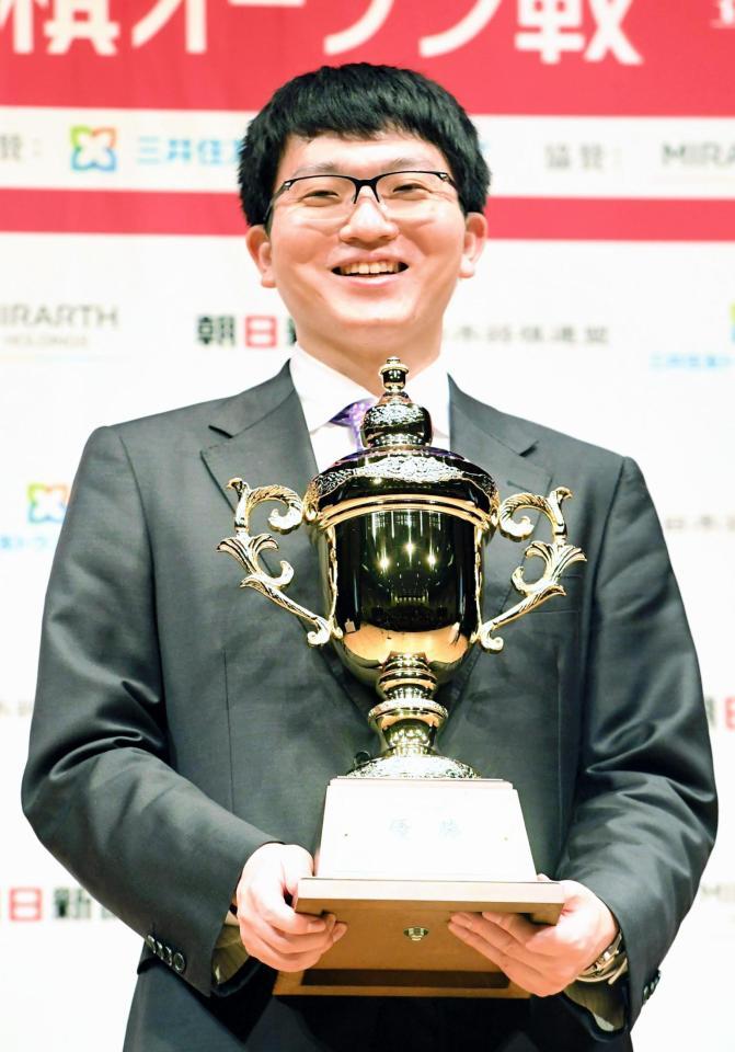 　優勝カップを持ち、満面の笑みを浮かべる永瀬拓矢九段（撮影・佐藤厚）