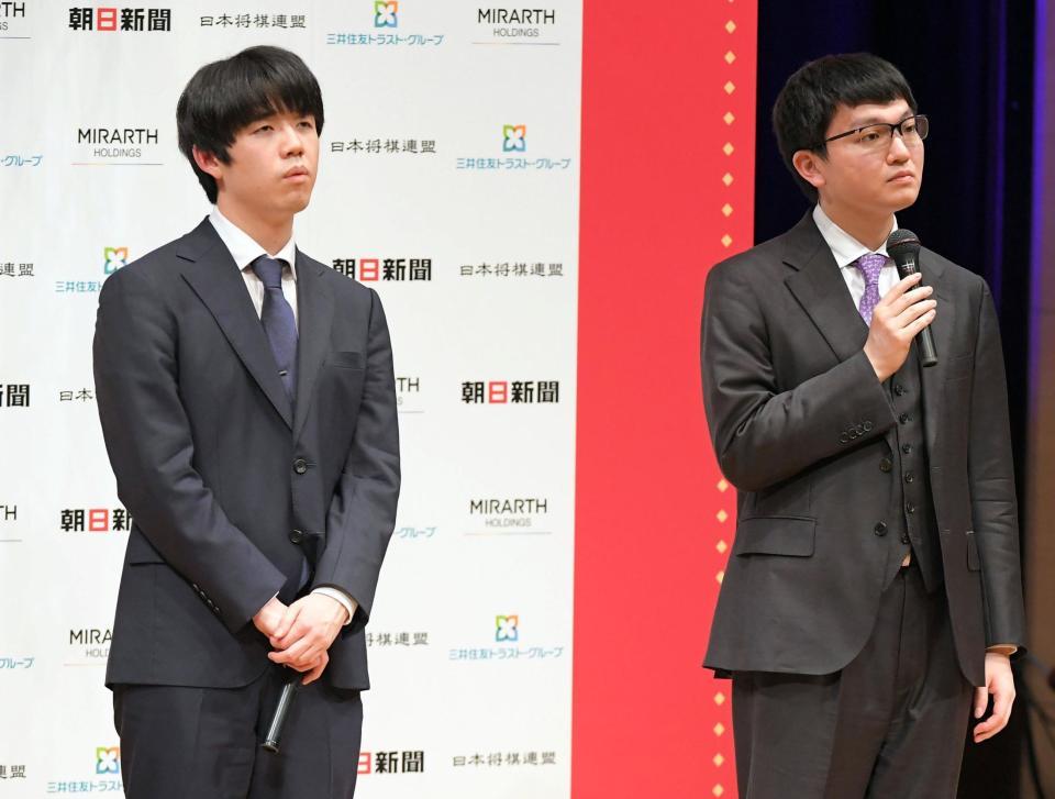 　対局後インタビューに応じる藤井聡太八冠（左）と永瀬拓矢九段（撮影・佐藤厚）