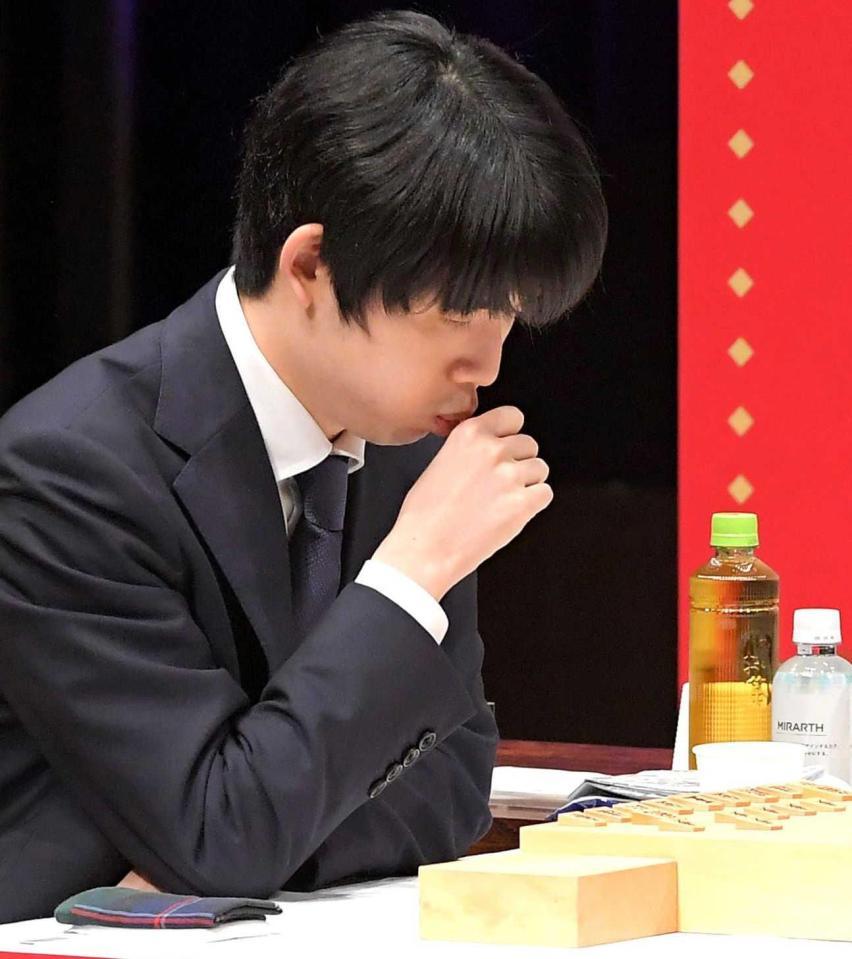 　盤面を凝視する藤井聡太八冠（撮影・佐藤厚）