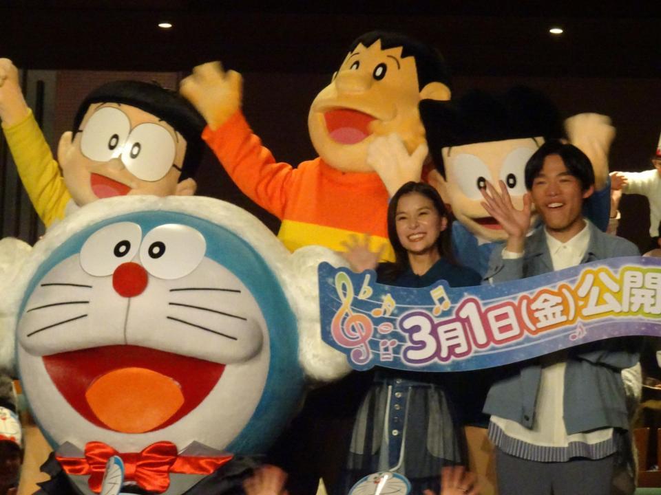 　「映画ドラえもん　のび太の地球交響楽」でゲスト声優を務めた芳根京子（右から２番目）、加賀翔