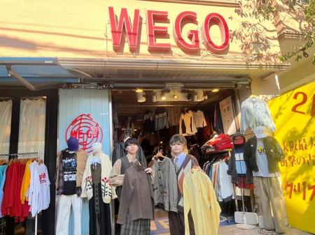 　ＷＥＧＯ下北沢店で接客を行った「クジラ夜の街」のベースの佐伯隼也（左）とドラムの秦愛翔