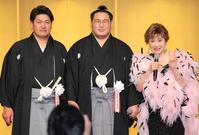 　記念撮影する（左から）立浪親方、豊昇龍、小林幸子（撮影・吉澤敬太）