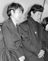 　樹木希林さん（左）の父の葬儀に参列する内田裕也さん＝１９８９年１月