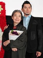 　映画「わが母の記」舞台あいさつで本木雅弘（左）と登壇した樹木希林さん＝２０１２年５月