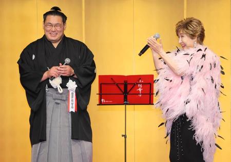 　小林幸子（右）とデュエットする豊昇龍（撮影・吉澤敬太）