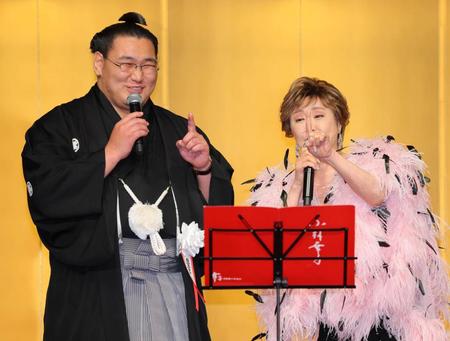 　小林幸子（右）とデュエットする豊昇龍（撮影・吉澤敬太）