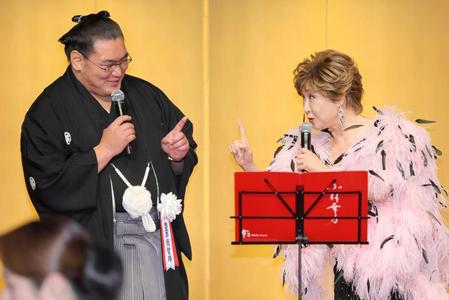 　小林幸子（右）とデュエットする豊昇龍（撮影・吉澤敬太）