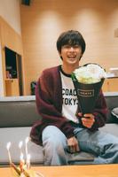 草川拓弥 初フォトブック表紙は顔面ドアップ 帯には「教えてほしい、僕