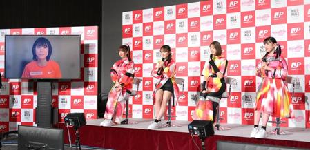 　女子マラソンの鈴木亜由子と中継で会話をするももいろクローバーＺ（撮影・堀内翔）