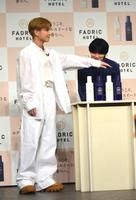 　岩田剛典（左）が着用している柔軟剤の香りをまとった衣装の匂いを嗅ぐ吉野北人
