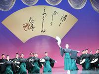 　「１１０期生　文化祭」で日舞を披露する生徒