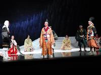 　「吉野山・雪の別れ」で熱演する義経役の山本ゆりさん（中央）、静御前役の溝口薫子さん（左から２人目）、忠信役の橋本実貴（右）さん