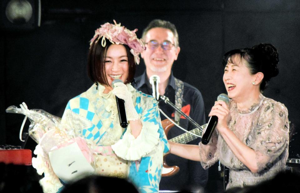 　西村知美（右）からサプライズで誕生日を祝われ笑顔の酒井法子